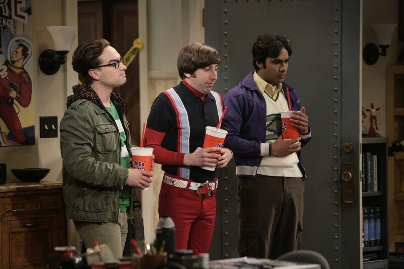 Leonard (Johnny Galecki, l.), Rajesh (Kunal Nayyar, r.) und Howard (Simon Helberg, M.) freuen sich auf einen Sommer ohne Sheldon. Doch zu früh gefreut, Sheldon hat einen Plan … – Bild: Warner Bros. Television Lizenzbild frei