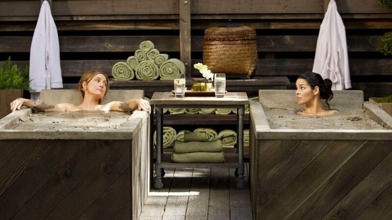 Dr. Maura Isles (Sasha Alexander, l.) und Jane Rizzoli (Angie Harmon) wollen ihrem Arbeitsalltag entfliehen und suchen Entspannung in einem Spa. – Bild: TVNOW /​ Warner Bros. International Distribution