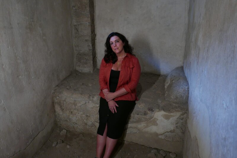 Bettany Hughes im gespenstischen Lupanare-Bordell. – Bild: National Geographic