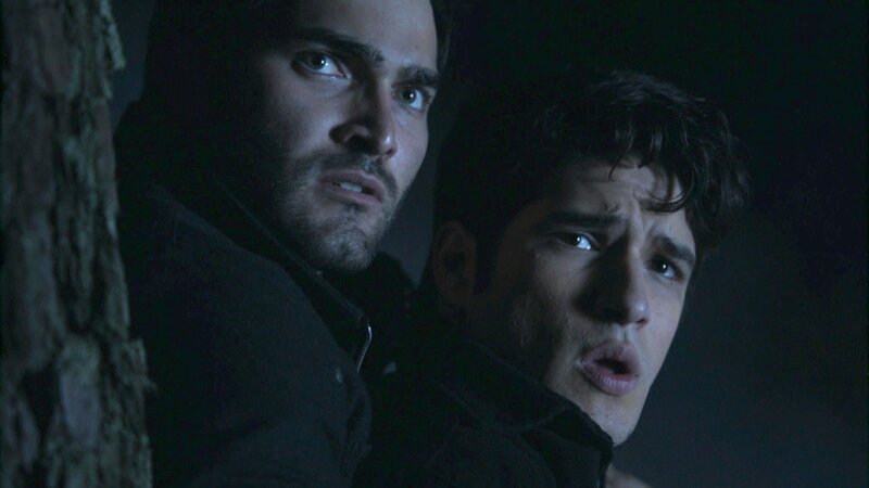 Derek (Tyler Hoechlin, li.) und Scott (Tyler Posey) beobachten wie die Werwolfjäger einen Werwolf mit einem Schwert umbringen … – Bild: RTL II