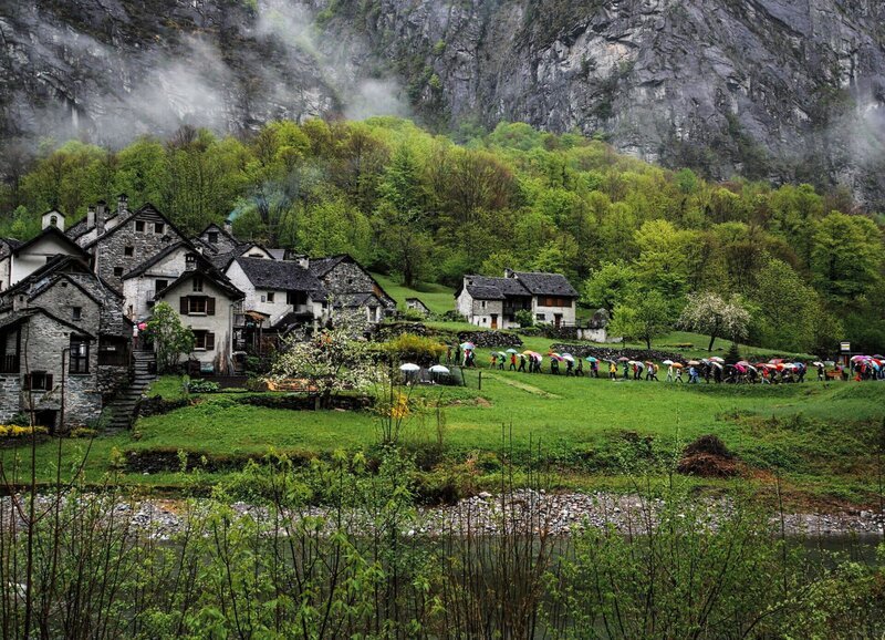 SRF bi de Lüt Wunderland – Val Bavona TI Staffel 4, Episode 3 Die Prozession erreicht den Ort Roseto im Val Bavona TI – Bild: SRF