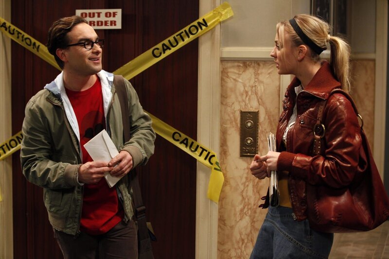 Als Leonard (Johnny Galecki, l.) erfährt, wie das Date zwischen Penny (Kaley Cuoco, r.) und Stuart verlaufen ist, ist er erleichtert … – Bild: Warner Bros. Television Lizenzbild frei