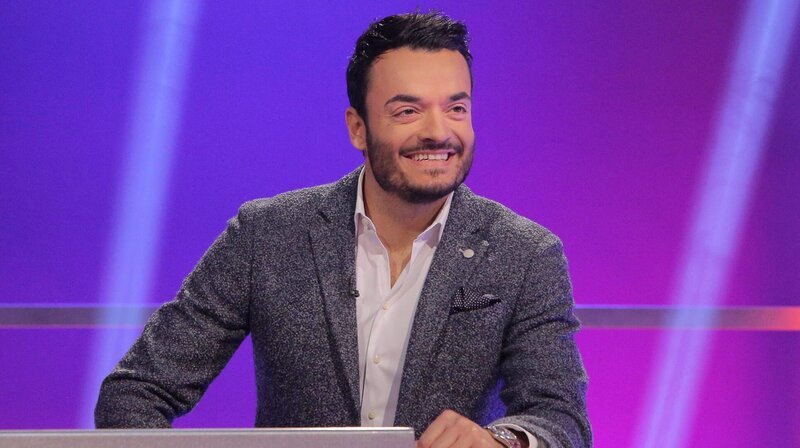 Sänger und Entertainer Giovanni Zarrella stellt sich im Wissensquiz „Meister des Alltags“ kniffeligen Fragen aus dem prallen Leben. „Meister des Alltags“ spendet seinen Gewinn einem guten Zweck. – Bild: SWR/​Peter A. Schmidt