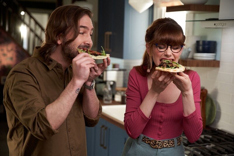 Mary und Aaron essen zusammen. – Bild: RTL /​ Boat Rocker Rights