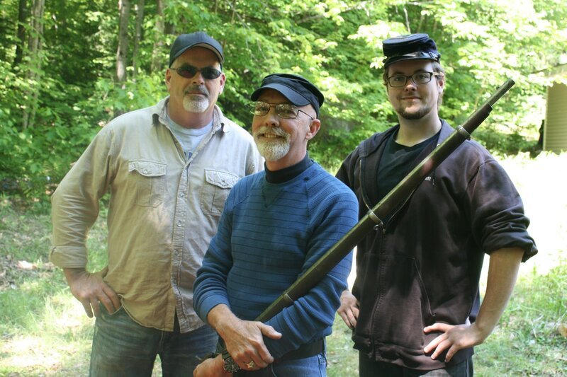 Meredith, NH, USA: (L-R) Brian Gurry, Abe Foote, und Eric Gurry. (Bildnachweis: National Geographic Channels) – Bild: FOX / National Geographic Channels Meredith, NH, USA: (L-R) Brian Gurry, Abe Foote, und Eric Gurry. (Bildnachweis: National Geographic Channels) – Bild: FOX / National Geographic Channels