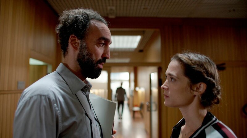 Der Ausbrecher möchte sich über das Darknet einen Pass besorgen: Noah (Samir Fuchs) berichtet Sunny (Friederike Becht) von dieser neuen Spur. – Bild: ARD Degeto/​MDR/​Stephan Rabold