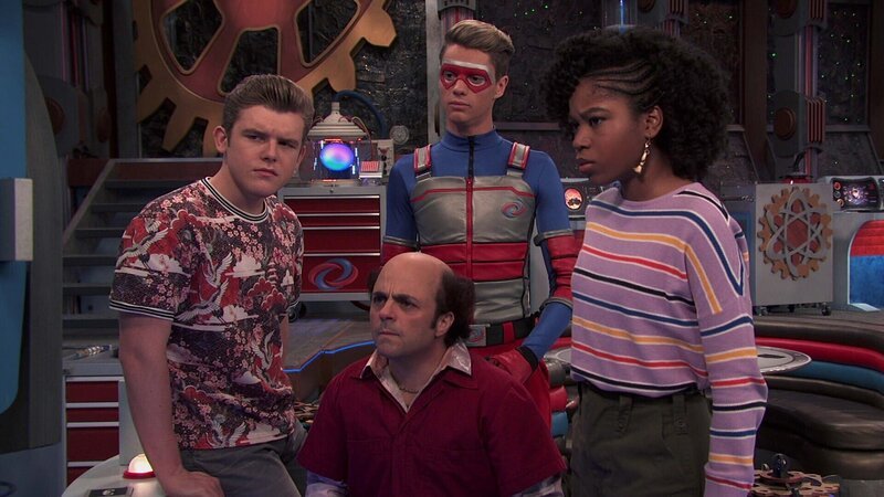 L-R: Jasper Dunlop (Sean Ryan Fox), Schwoz (Michael D. Cohen), Henry Hart (Jace Norman), Charlotte Page (Riele Downs) – Bild: ViacomCBS