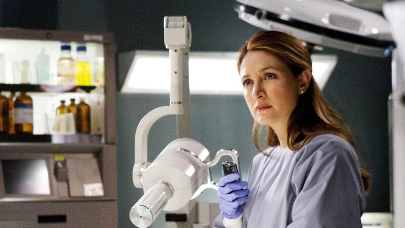 Dr. Maura Isles’ (Sasha Alexander) Obduktion an der Leiche einer ehemaligen Soldatin bringt erstaunliche Ergebnisse: Die Kugel, die sie in Afghanistan getroffen hat, wurde aus einem Armee-Revolver abgefeuert. – Bild: TVNOW /​ Warner Bros. International Distribution