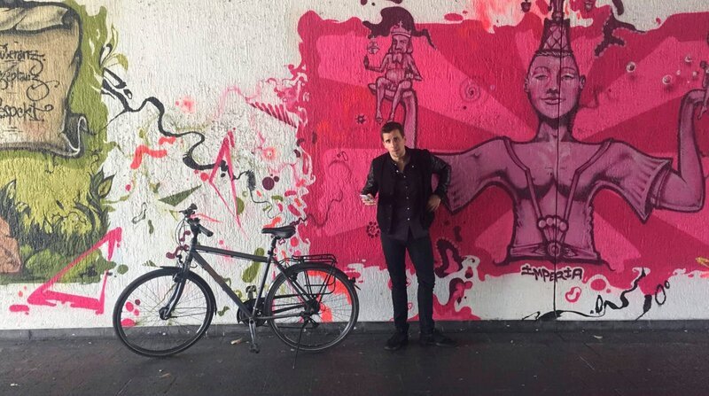 Warum musste Jan Hus in Konstanz sterben? Die ersten Hinweise findet Julian Sengelmann in den Graffities einer Unterführung. – Bild: MDR/​EIKON Nord