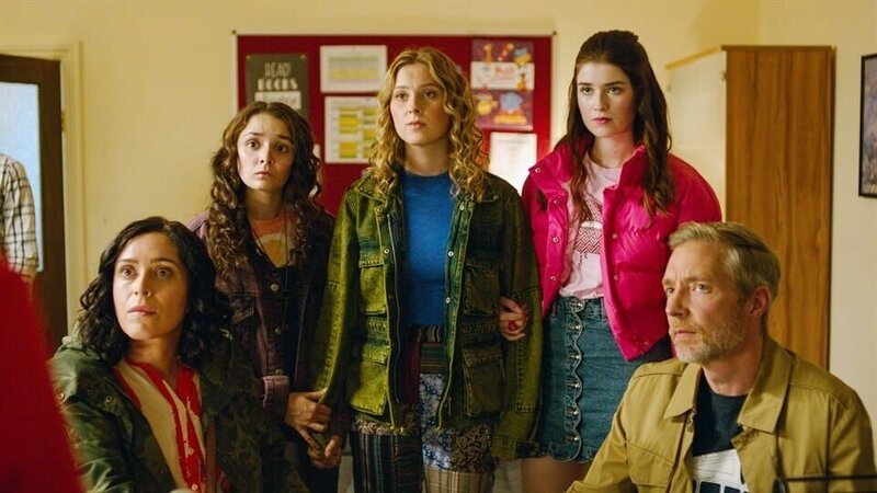 Addies (Lola Blue, 2. von links) Familie – Mutter Bess (Zahra Browne, links), die Zwillinge Keedie (Georgia De Gidlow, Mitte) und Nina (Caitlin Hamilton, 2. von rechts), sowie Vater James (Geoffrey Newland, rechts) – ist bei der Anhörung dabei. Da Miss Murphy während des Streitgesprächs ihr wahres Gesicht zeigt, sieht es nun für sie nicht gut aus. – Bild: ZDF/​Kind Of Productions Limited