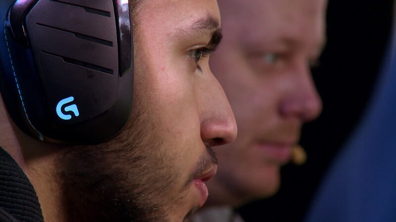 „Ich habe mich morgens zum Spielen an den Computer gesetzt und erst gegen Mitternacht wieder aufgehört.“ Für Céline, Gabriel und Mohammed ist das eine vertraute Erfahrung. Die drei jungen Leute sind Gamer, sie wissen, wie es ist, sich tage- und nächtelang vor dem Rechner oder der Konsole zu verlieren. Ihre Erfahrungen ähneln sich, aber sie gehen auf unterschiedliche Weise mit der Faszination Computerspiel um. Die Sendung „Spiel oder Leben“ porträtiert junge Gamer und hinterfragt ihre Motive und ihre Lebensperspektiven. – Bild: BR/​SWR