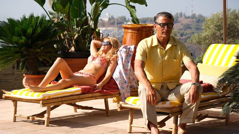 Dyan Cannon (Laura Aikman) und Cary Grant (Jason Isaacs) – Bild: AXN White