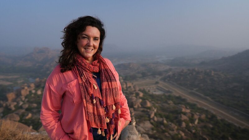Bettany Hughes führt die Zuschauer:innen durch den Süden von Indien.      +++ – Bild: RTL /​ SandStone Global Productions Ltd. 2023 /​ Der Süden