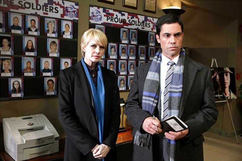 Ein Fall aus dem Jahre 2005 wird von Det. Lilly Rush (Kathryn Morris, l.) und Det. Scott Valens (Danny Pino, r.) wieder neu aufgerollt. – Bild: Warner Bros. Television