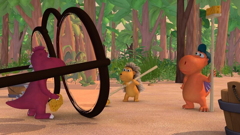 Reinigungsteam Kokosnuss bringt die Brille von Big Bo zum Glänzen. – Bild: ZDF/​Caligari