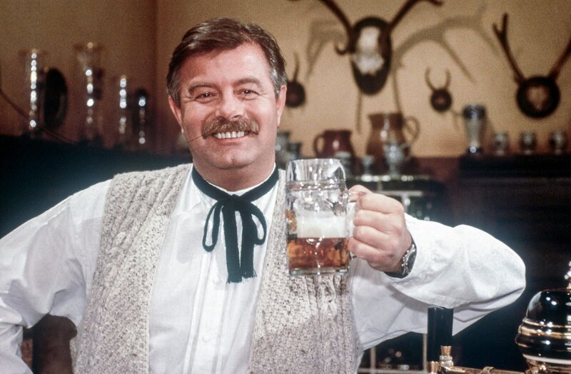 Harry Wijnvoord in einer Gastrolle als Harry, der allseits gefürchtete „Hühnermörder“. – Bild: ORF/​RTL