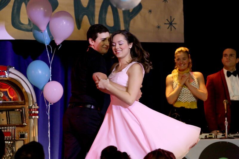 Geoff Schwartz (Sam Lerner, l.); Erica Goldberg (Hayley Orrantia, r.) – Bild: Sony Pictures Television Inc.