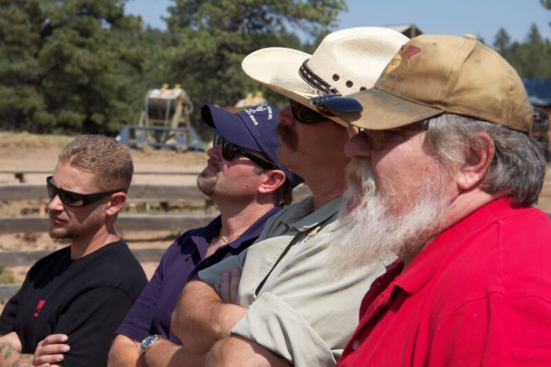 L-R: Adrian Alford, Sean Rich, Jim Green, and Larry Harley listen as they are briefed in preparation for the joust. – Bild: National Geographic