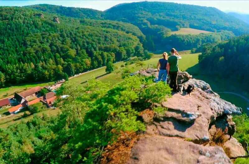 Nina und Sebastian Kill – Blick vom Felsen auf den Bärenbrunnerhof. – Bild: SWR