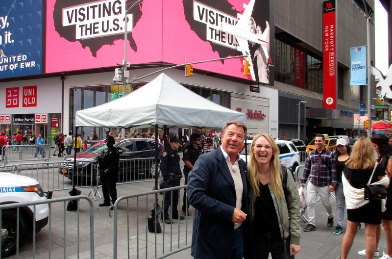 Entertainment Managerin Corina von Wedel besucht mit Schlagerstar Patrick Lindner den Times Square in New York City. – Bild: BR/​Bewegte Zeiten GmbH/​Sibylle Nies
