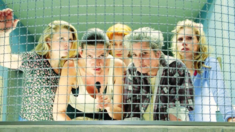 v.li. Vivi (Annette Frier), Walter (Katy Karrenbauer), Professor (Ana Fonell), Uschi (Barbara Freier) und Lollo (Isabella Schmid) – Bild: TVNOW