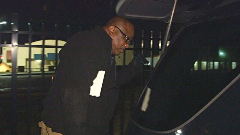 Der Detektiv durchsucht das Auto – Bild: Crime + Investigation /​ A+E Networks