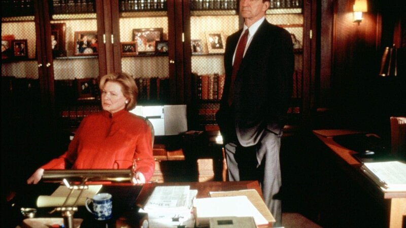 Bezirksstaatsanwältin Nora Lewin (Dianne Wiest) und Staatsanwalt Jack McCoy (Sam Waterston) untersuchen die Entführung eines Diamantenhändlers und kommen dabei auf die Spur eines Diamantendiebstahls … – Bild: RTL