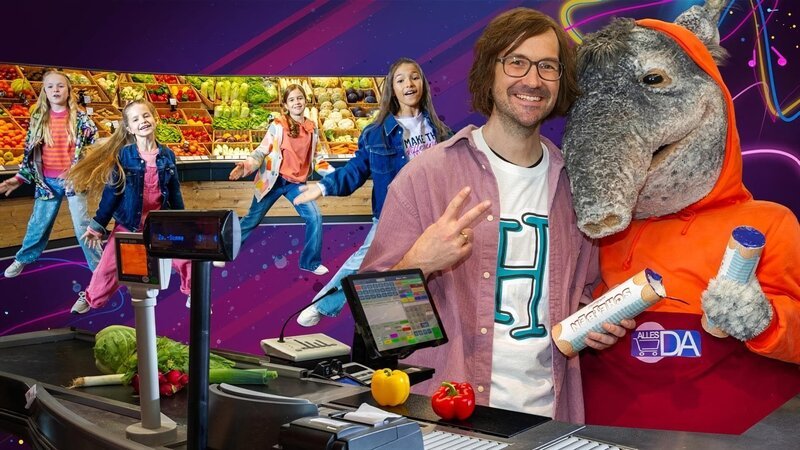 So macht Einkaufen Spaß! Die TanzAlarm Kids, herrH und Tanztapir bringen im Supermarkt alle zum Tanzen! – Bild: KiKA/​MingaMedia/​Ron Bergmann