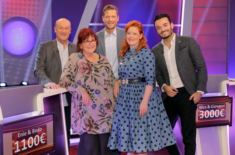 Moderator Florian Weber (Mitte) überprüft im Wissensquiz „Meister des Alltags“ die Praxisnähe seiner prominenten Kandidaten: Bodo Bach, Alice Hoffmann, Enie van de Meiklokjes und Giovanni Zarrella (v. li.). – Bild: SWR/​Peter A. Schmidt