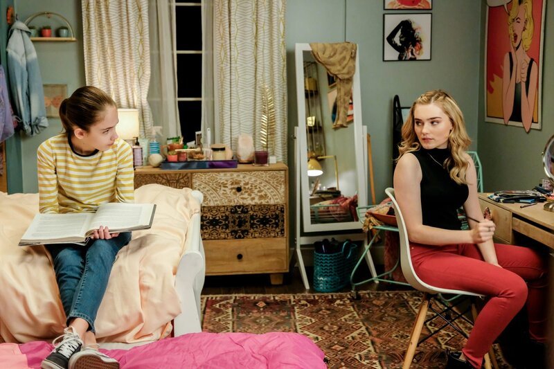 Anna-Kat Otto (Julia Butters, l.); Taylor Otto (Meg Donnelly, r.) – Bild: 2019 American Broadcasting Companies, Inc. All rights reserved. /​ Erica Parise Lizenzbild frei