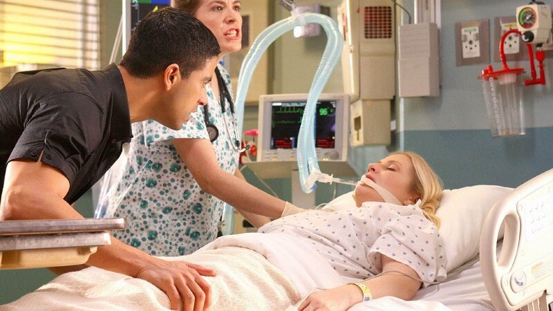 Eric (Adam Rodriguez) ist außer sich vor Sorge, weil Calleigh (Emily Procter, lieg.) nach der schweren Rauchvergiftung mit dem Tod ringt … (Darstellerin Mi. unbekannt) – Bild: (C) CBS