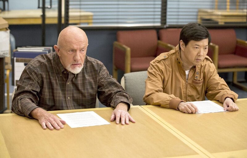 Ob Hickey (Jonathan Banks, l.) bemerkt, dass Chang (Ken Jeong, r.) als Spion für die andere Seite, nämlich Subway, arbeitet? – Bild: NBCUniversal Media, LLC /​ Justin Lubin