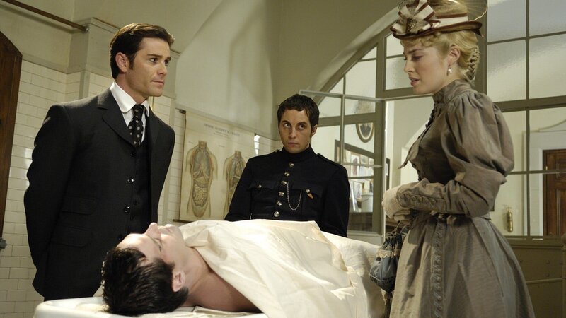 William Murdoch (Yannick Bisson), George Crabtree (Jonny Harris) und Minerva Fairchild (Charlotte Sullivan) – Bild: Shaftesbury Murdoch VI Inc Licensed by ITV Studios Ltd