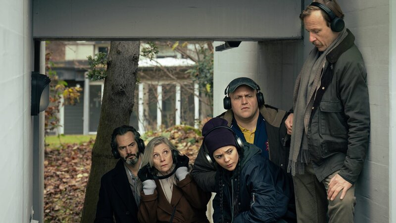 Die Detektive hören gebannt ihrem Meister bei der Ermittlung zu: (l-r) Martin Rapold als Roger Hasenfratz, Esther Gemsch als Doro Iselin, Meryl Marty als Agotha Bayani, Dardan Sadik als Milan Gjokaj, Martin Butzke als Henning Eckberg – Bild: SRF/​Pascal Mora