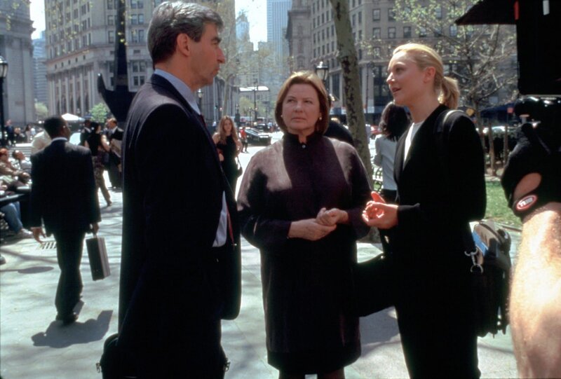 L-R: Jack McCoy (Sam Waterston), Nora Lewin (Dianne Wiest), Serena Southerlyn (Elisabeth Rohm) – Bild: Nitro.