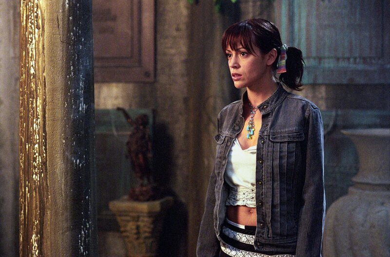 In der Stadt treibt eine Sirene ihr Unwesen. Mit ihrem Gesang zieht sie verheiratete Männer in ihren Bann und tötet sie dann vor den Augen ihrer Frauen. Phoebe (Alyssa Milano), Piper und Paige versuchen, diese zu stoppen … – Bild: Paramount International Television