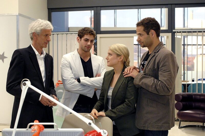 Die Uhren sind immer noch verschwunden und Anna glaubt, ihre Unschuld gegenüber Robert und Jonas niemals beweisen zu können. v.l.n.r.: Robert (Mathieu Carrière), Jonas (Roy Peter Link), Anna (Jeanette Biedermann), Jannick (Mike Adler) – Bild: Sat.1