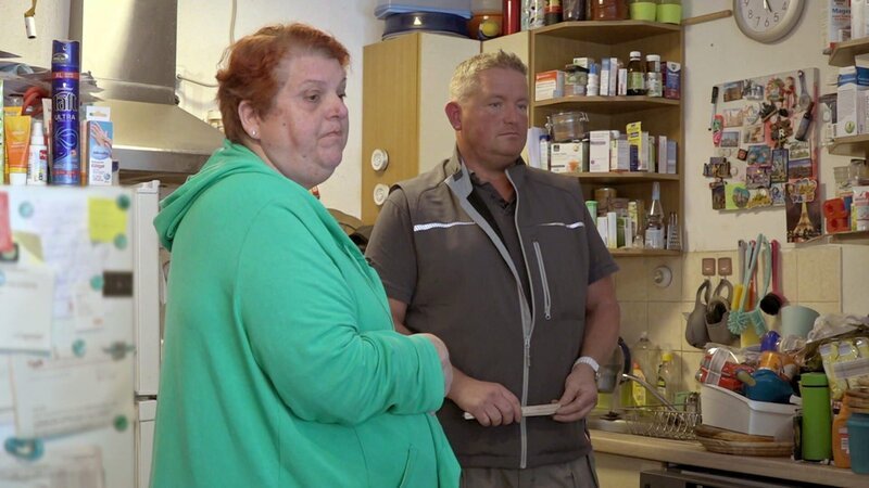 Carmen will eine neue Küche – und dank Michaels Kumpel Chris könnte das Projekt bald schon in Angriff genommen werden. – Bild: RTLZWEI