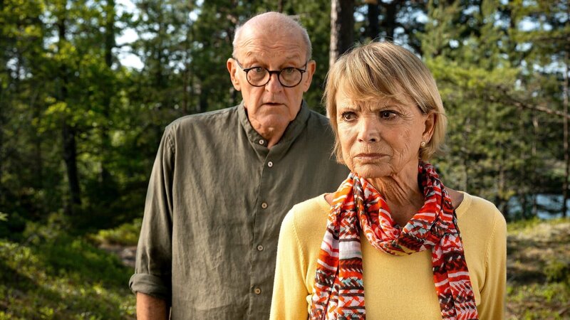 Versuchen sich «achtsam» zu trennen: Uschi Glas als Anna, Leonard Lansink als Hendrik – Bild: SRF/​ZDF/​Ralf Wilschewski