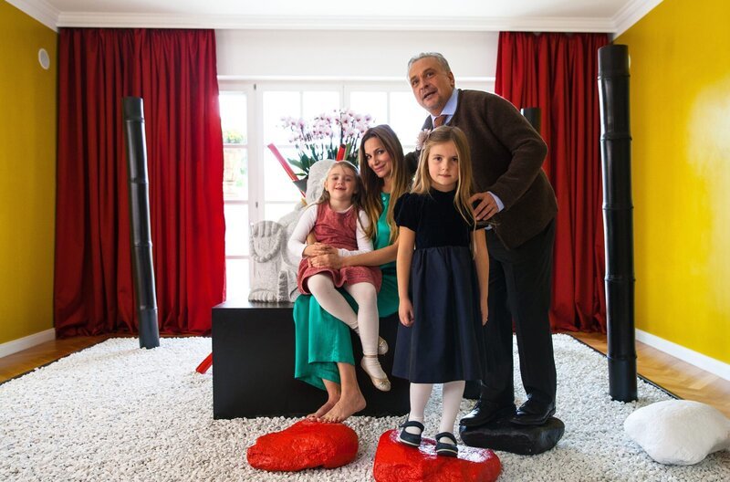 Nach einer Idee von Harald Schmidt Schnell ein sympathisches Bild mit Frau Annette (Alexandra Kamp) und den beiden Töchtern, das muss für das Morgenschauporträt reichen, findet Werner Heimerdinger (Jockel Tschiersch, re.) – Bild: SWR/​Violet Pictures/​Maor Waisburd