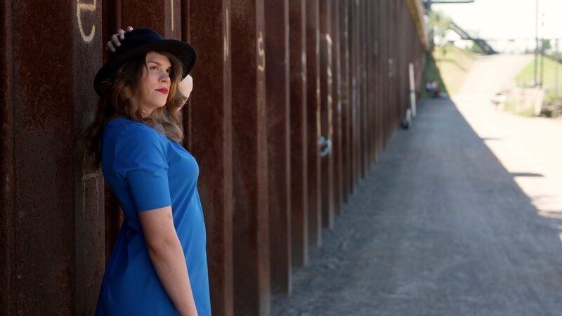 Yasmin ist Autistin und hat Schwierigkeiten mit anderen Menschen zu kommunizieren. Vor der Kamera jedoch ist sie ganz locker. – Bild: Christoph Rödiger