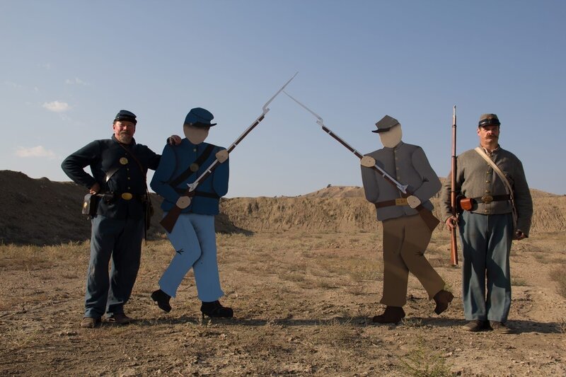 Jim Green und Carl Clink posieren mit ihren Zielen (Soldaten des Bürgerkriegs) – Bild: PLURIMEDIA (National Geographic Channels)