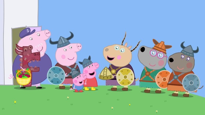 Heute verbringen Peppa und Schorsch (mi.) den Tag mit Oma Wutz und ihren Freundinnen, um Wikinger zu spielen. Sie nutzen Opa Wutz’ Boot als Wikingerschiff und stechen in See. Die Wikinger haben viel Spaß auf dem Boot, bis sie bemerken, dass sie ihren Proviant vergessen haben. Auf der Suche nach Essen machen sie einen Landgang und treffen letzten Endes auf Frau Mümmels Imbissstand. – Bild: Astley Baker Davies Ltd and Entertainment One UK Ltd. HASBRO