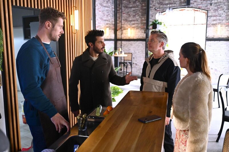 Matteo (Riccardo Angelini, 2.v.l.) ist bestürzt wegen Valea. Links Tom (Maximilian Herzogenrath), rechts Ingo (André Dietz) und Nathalie (Amrei Haardt) +++ Die Verwendung des sendungsbezogenen Materials ist nur mit dem Hinweis und Verlinkung auf RTL+ gestattet. – Bild: RTL Passion