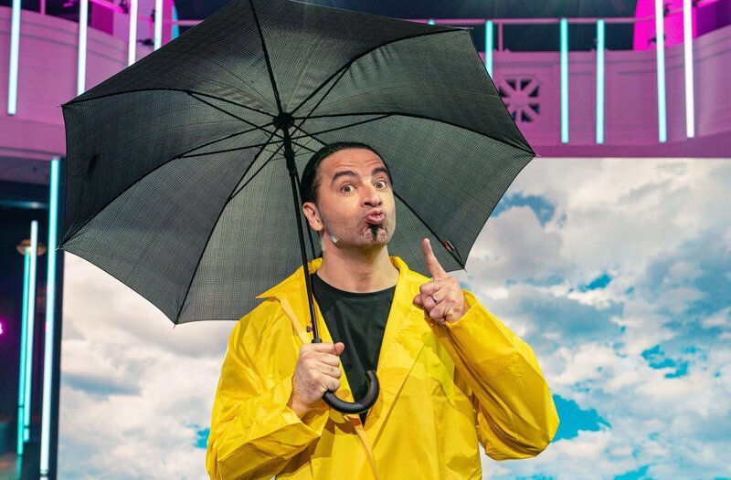 „Babbel Net!“ – übers Wetter. Bei Bülents Comedy-Tutorial bleiben keine Fragen offen. Bülent Ceylan versucht in einer Kältekammer bei minus 110 Grad zu überleben und entert als Anneliese das ARD Morgenmagazin. Dort erklärt ihm Wetterspezialist Donald Bäcker die wichtigsten Kniffe der Meteorologen und Anneliese präsentiert als sexy Wetterfee den aktuellen Wetterbericht. – Bild: SWR/​Christian Koch