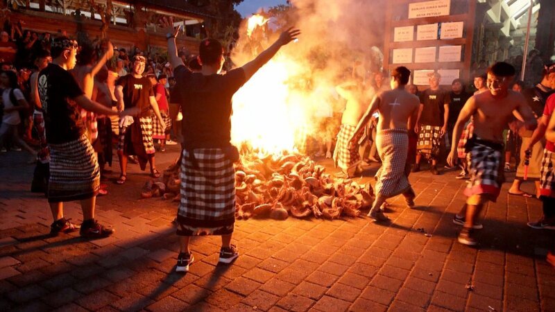 Die Geissens wandern zum balinesischen Neujahr durch den Dschungel in Ubud. Dort wohnen sie nicht nur der traditionellen „Ogoh Ogoh“-Exorzismus-Zeremonie der Einheimischen bei, sondern stellen sich einer ganz neuen Dschungelprüfung. – Bild: RTLZWEI