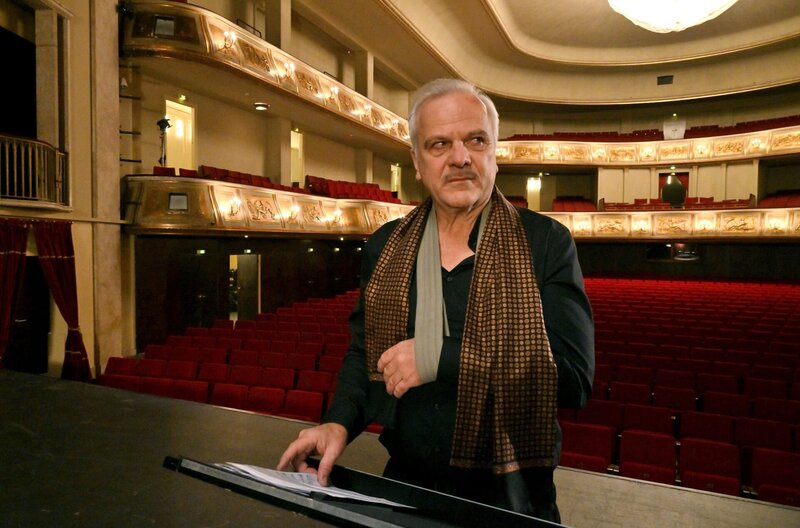 Dirigent Justus van Heyden (Bernhard Schütz) gilt als Genie, aber auch als Tyrann. – Bild: ARD/​Hardy Spitz