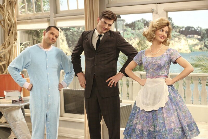 Nachdem Walden (Ashton Kutcher, M.) ein paar Margaritas zu viel in der Sonne getrunken hat, träumt er von einem Leben mit Kate (Brooke D’Orsay, r.) und Alan (Jon Cryer, l.) in einem 50er-Jahre-Idyll – Traum oder Albtraum? – Bild: Warner Brothers Entertainment Inc. Lizenzbild frei