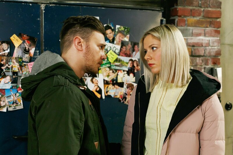 Ronny (Bela Klentze) versucht, Marie (Cheyenne Pahde) bei ihrem Gefühlschaos den nötigen Halt zu geben. – Bild: RTL /​ Kai Schulz