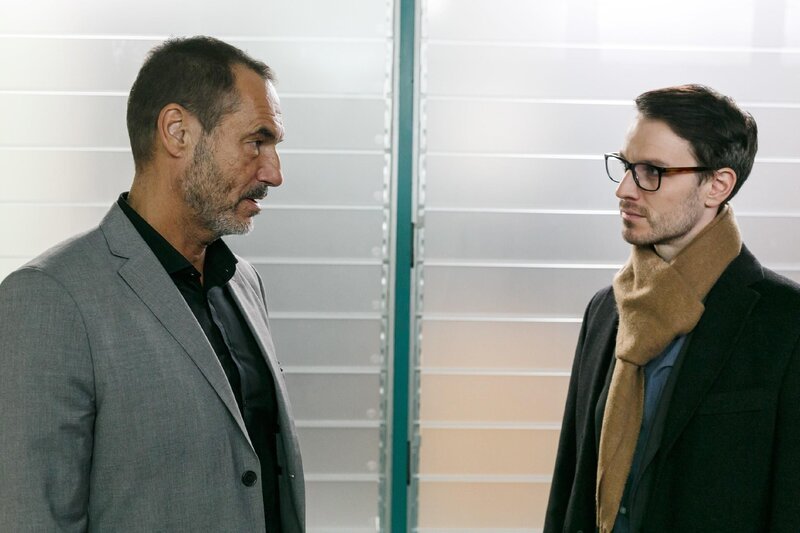 Richard (Silvan-Pierre Leirich, l.) verschweigt Kommissar Hetzel (Marc Dumitru), dass Maximilian weiter gegen Vincent agiert. – Bild: RTL /​ Kai Schulz